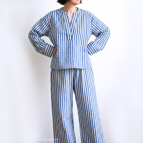 Frau trägt blau-weiss-gestreifen Pyjama mit dekorativer breiter V-Leiste genäht nach dem Schnittmuster Pyjama Damen HOLLY-B von B-patterns